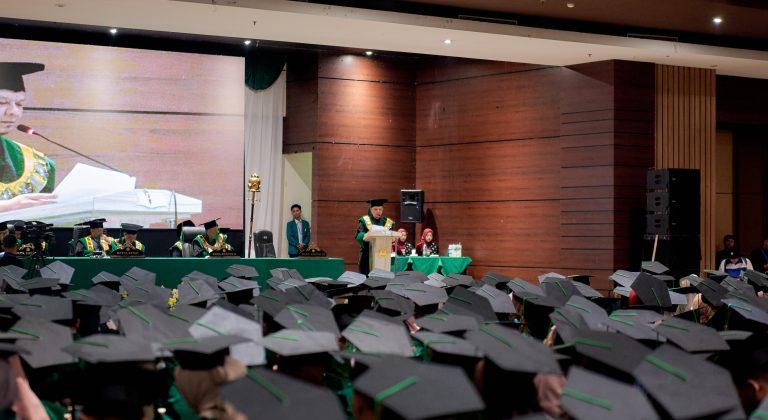 Kebahagiaan dan Harapan Baru: Wisuda FTI Universitas Sebelas April Sumedang