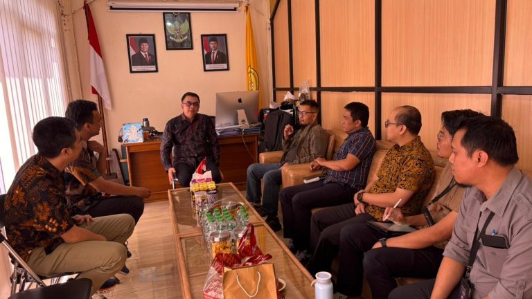 Sinergi Kampus Digital: STFI Bandung Lakukan Studi Banding Sistem Informasi Akademik ke FTI Unsap Sumedang